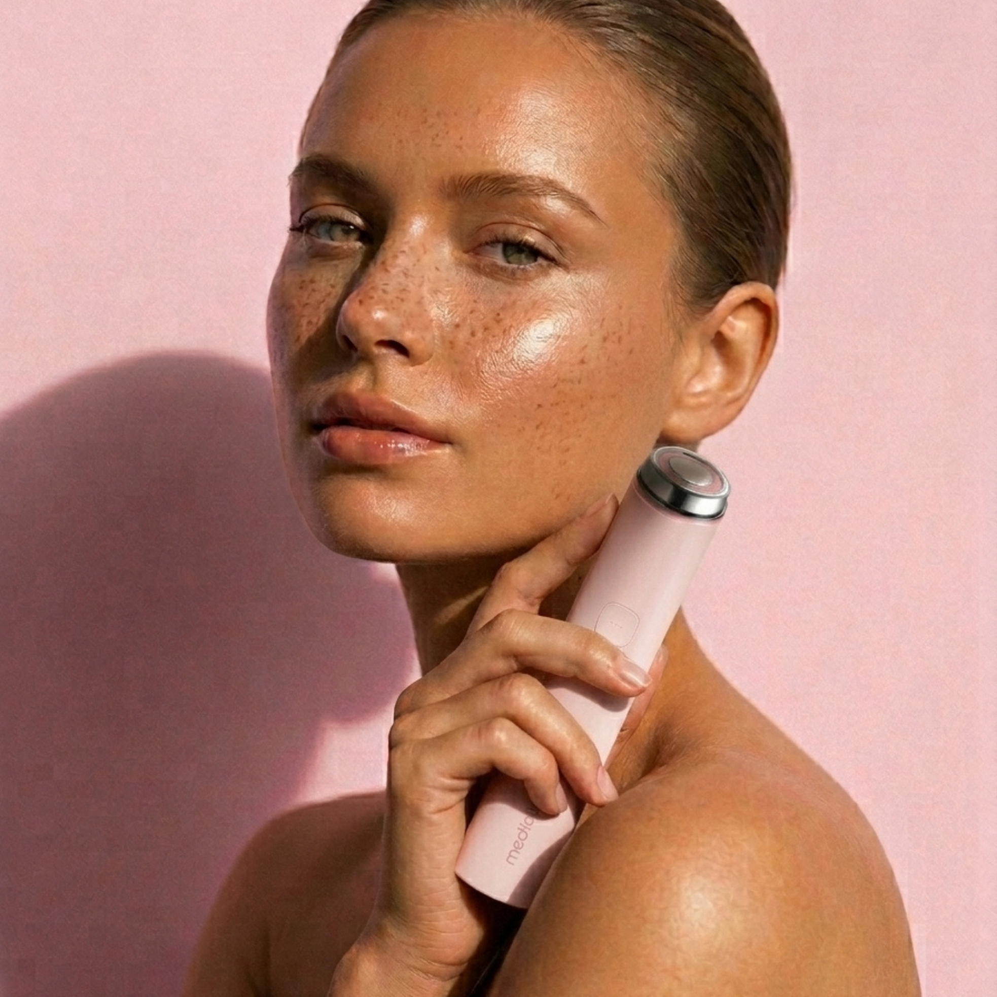 Dispositivo Facial Reafirmante y Luminosidad (Medicube)